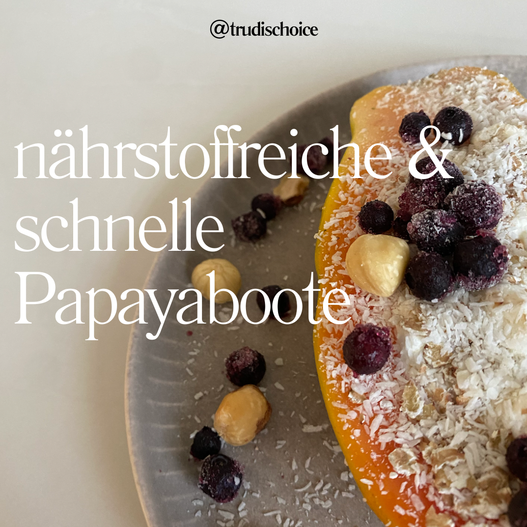 Erfrischendes Papayaboot mit Schafsjoghurt, Heidelbeeren und Mandelmus